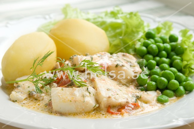 Fiskgryta med potatis och grönsaker är en bra måltid. Fisk innehåller rikligt med nyttiga fettsyror. Färsk dill gör fiskmåltiden extra god. 