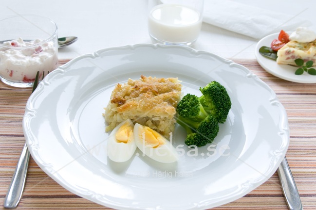 Pajförrätt, Janssons frestelse, ägghalva och kokt broccoli. En bär-  cottage cheesedessert serverad till efterrätt. Måltidsdryck mjölk. Energiinnehåll i måltiden: ____ Energifördelning:_____(Komponenternas vikter/mängder skickas tillsammans med den köpta bilden.) 