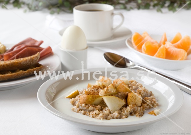 En bra och mättande frukost kan bestå av gröt, grovt bröd med magert köttpålägg, ägg samt frukt och te. Päronbitar och kanel är ett gott alternantiv till sylt på gröten.