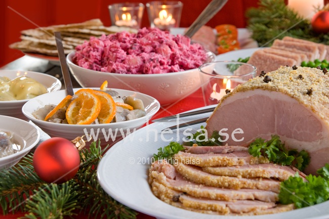 Ett julbord med flera klassiska julrätter. På bilden: grilljerad julskinka, olika sorters sill, rödbetssallad, kalvsylta, korv och tunnbröd.