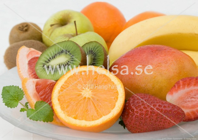 Bild på frukt på glasfat. På bilden bl.a. apelsin, banaan, mango, jordgubbar, grapefrukt och kiwi. Planschens storlek är A3, bilden är tryckt på glossy 200g papper vilket ger en stabil plansch med vackra färger. En 5 mm vit kant finns runt bilden